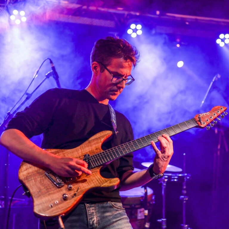 Guitares artisanales : pourquoi les instruments de luthier ont une âme unique ?